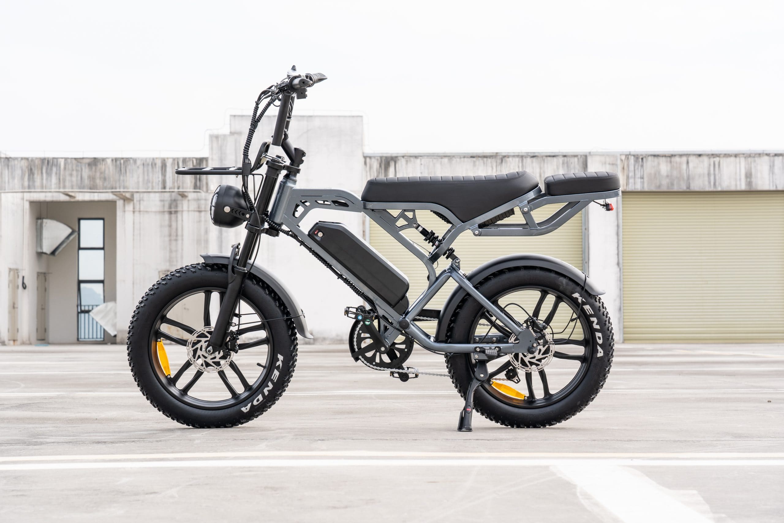 lifestyle foto QM Wheels V20 Pro fatbike in het nardo grey